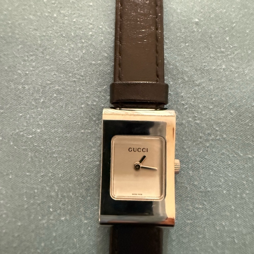Gucci Sleek Black and Silver Watch for Timeless Style